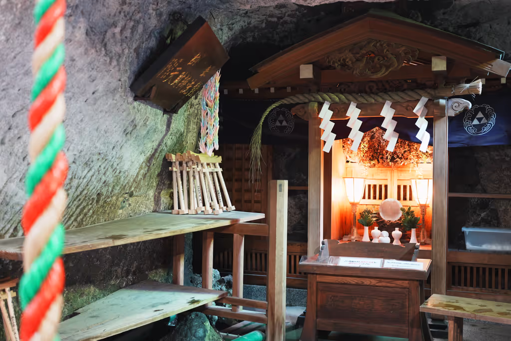 Kamakura Private Tour - Small shrine at Zeniarai Benten