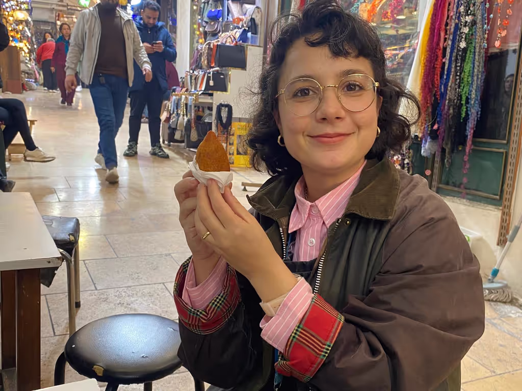 Istanbul Private Tour - Enjoying a quick snack in one of the backstreets of the Grand Bazaar 