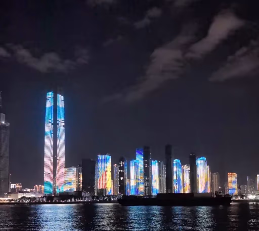 Hubei Private Tour - Cityscape by riverside