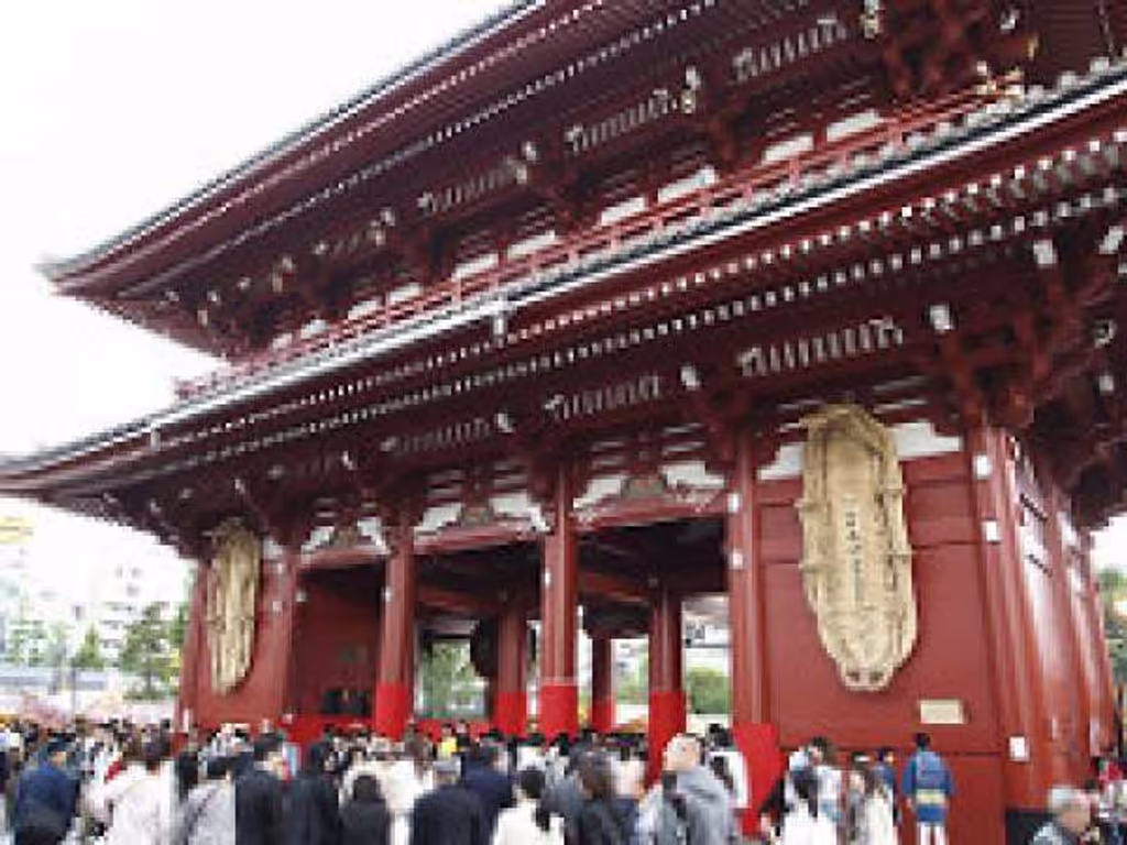 Saitama Private Tour - "Asakusa " is literally " Low Town " of Tokyo. Main attraction is Sensoji , Buddhist temple built in the 7th century. Local brothers hauled up the Goddess of Mercy in the river and this led to its founding. Shopping street, Nakamise, is the ideal place to get souvenirs. (Image by Flickr.com)