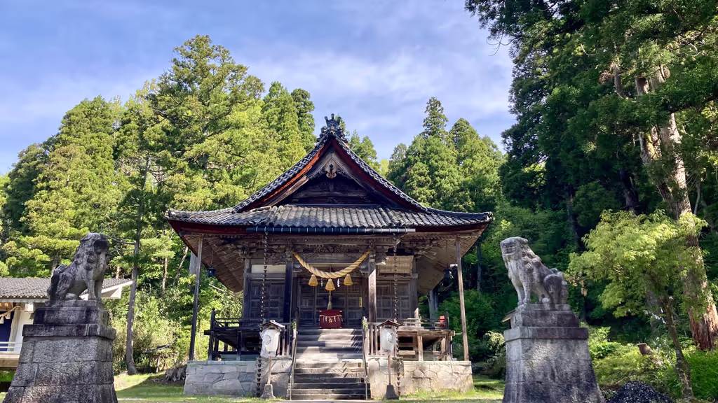Toyama Private Tour - A shrine at the foot of the mountain