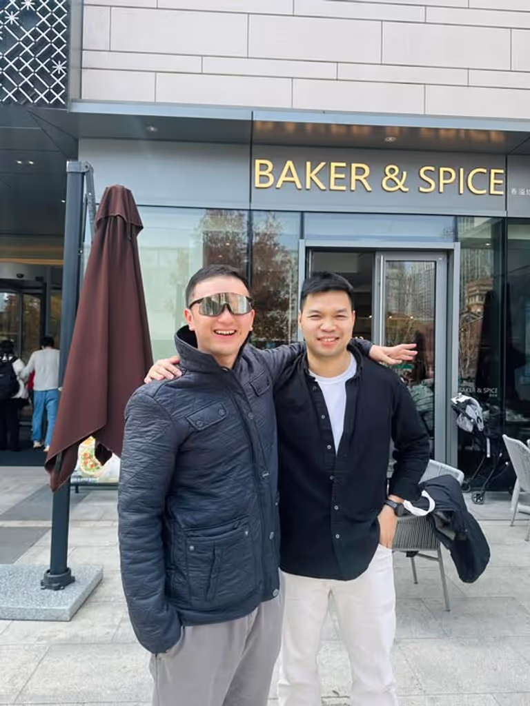 Shanghai Private Tour - Alongside Vietnamese tourist friend