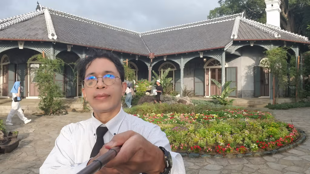 Nagasaki Private Tour - Thomas Glover's residence at Glover Garden. This is where he met with samurai clan leaders from all over Kyushu to make business deals that led to modernization, economic boom and political transformation.