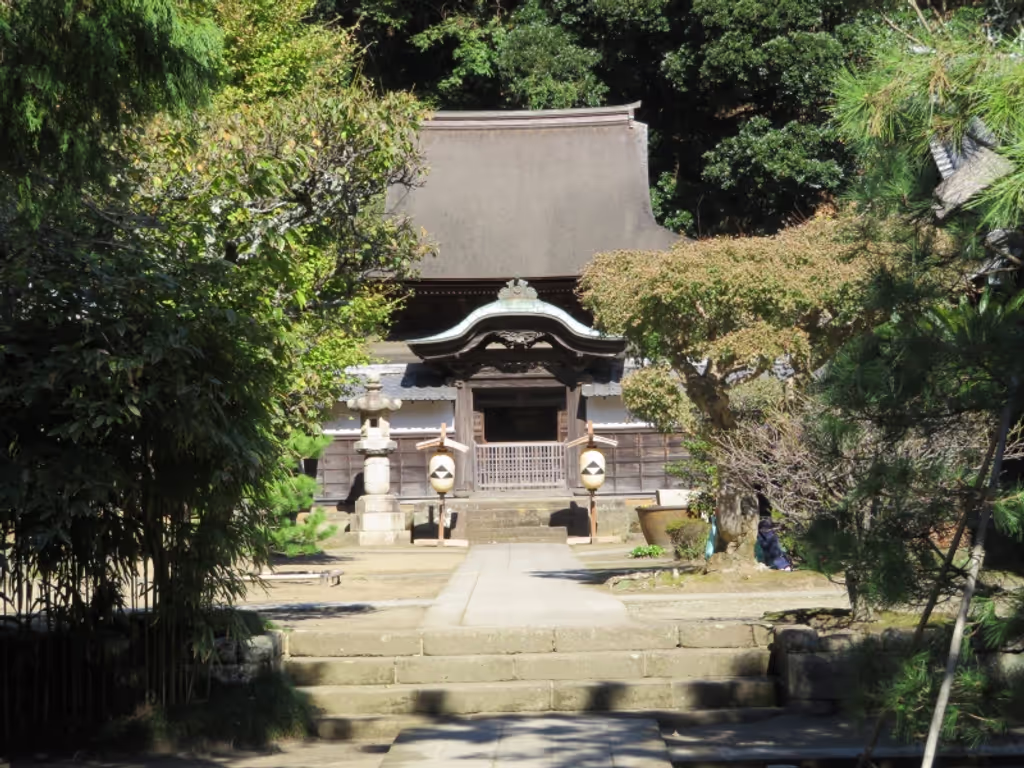 Chiba Private Tour - The thatched roof wooden Shariden of Engakuji Buddhist Temple constructed in the 15th century has been designated a national treasure.