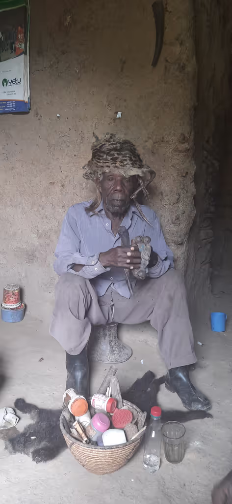 Kabarole Private Tour - Experience the traditional healer and fortune teller 