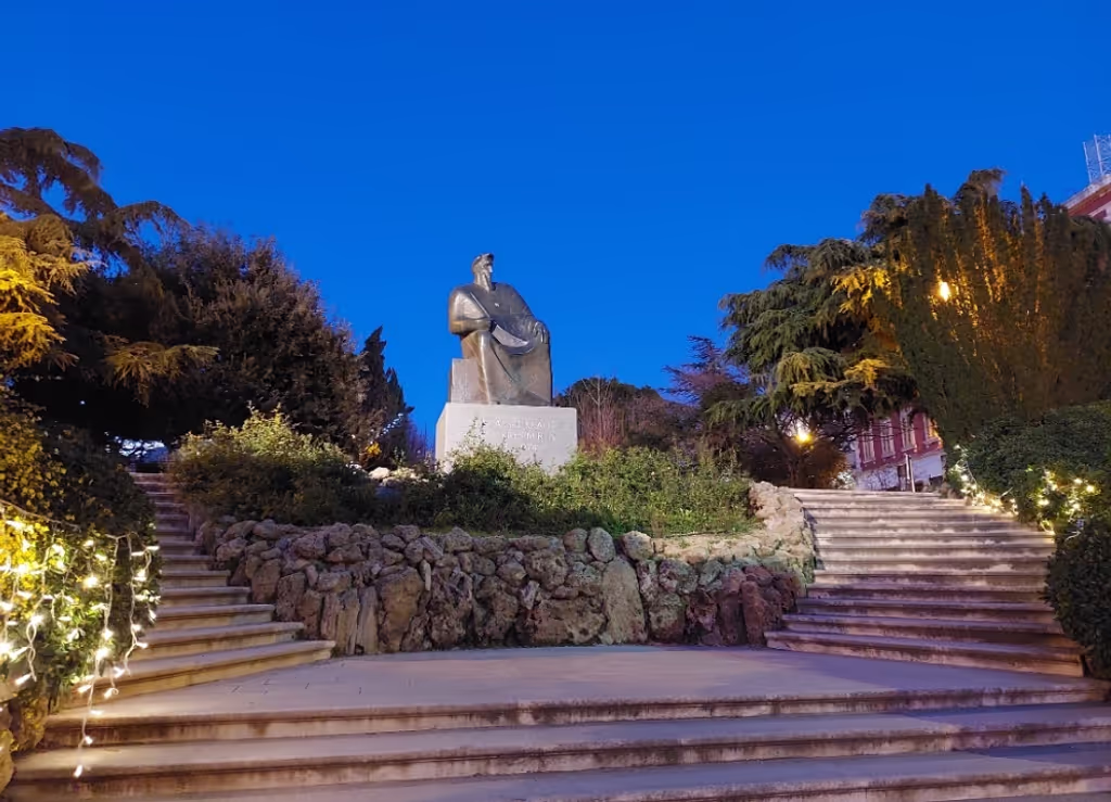Zadarska Private Tour - Statue of Croatian king Petar Kresimir IV.