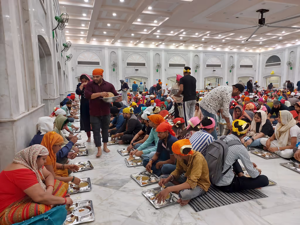 Delhi Private Tour - Selfless service at Gurudwara in Delhi