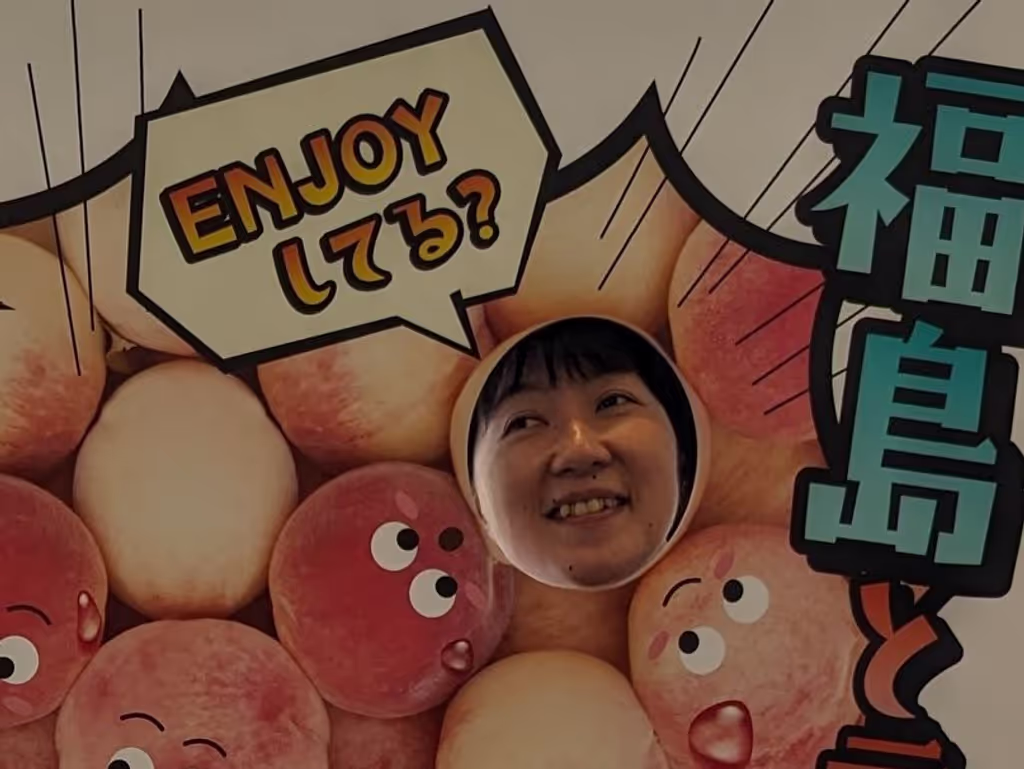 Yamagata Private Tour - Hiromi sticking face in peach cutout board