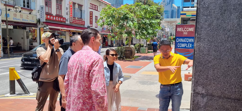 Singapore Private Tour - Guiding in action