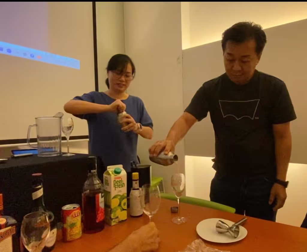 Singapore Private Tour - Making Singapore famous drink - Singapore Sling (A gin-based cocktail)