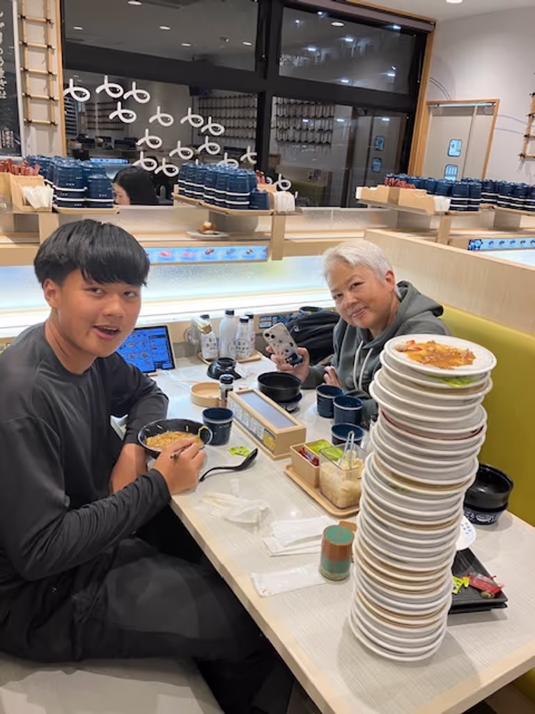 Yokohama Private Tour - Hawaiians enjoying conveyor belt sushi