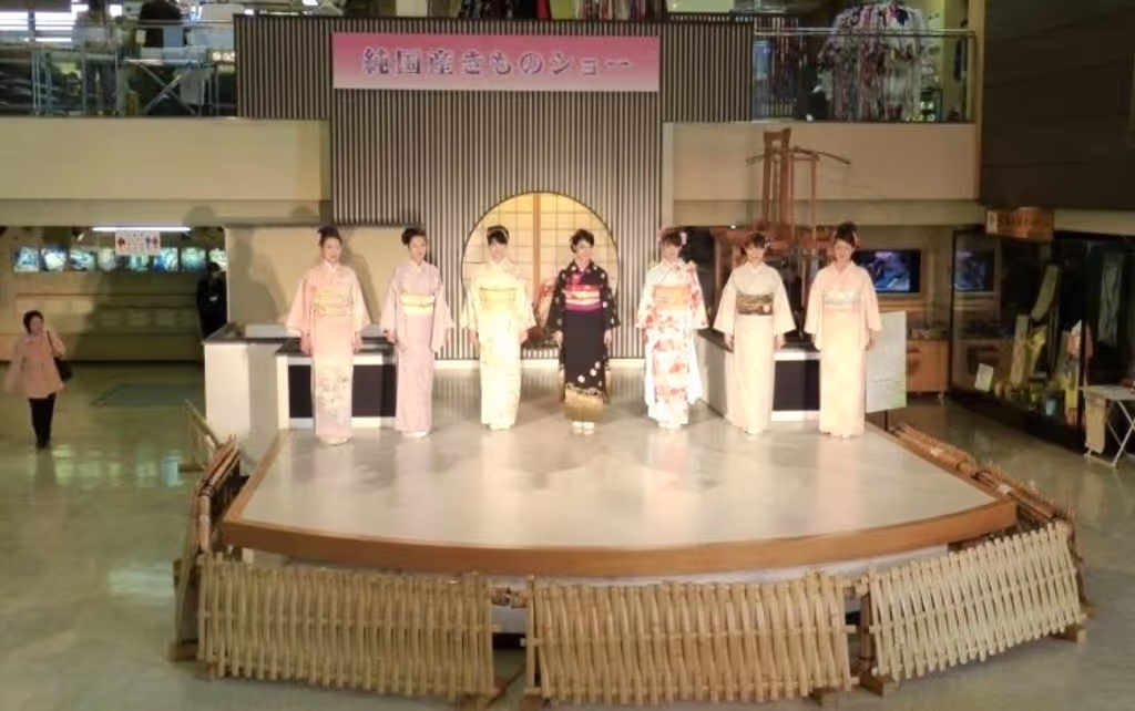 Osaka Private Tour - Kimono Show at Nishijin