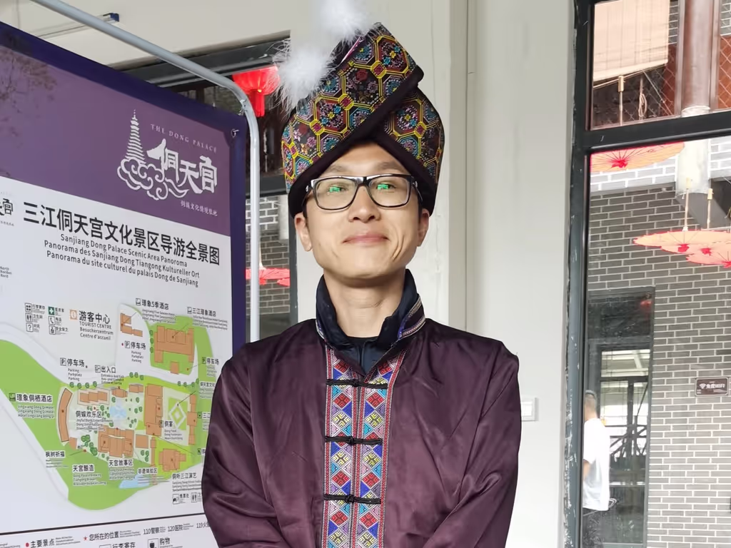 Shenzhen Private Tour - Minority Costume 