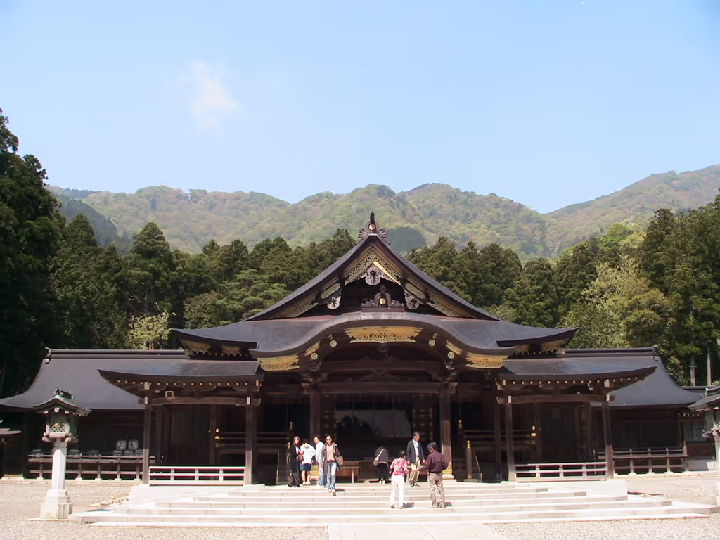 Niigata Private Tour - The Yahiko shrine locates on the foot of mountain.
