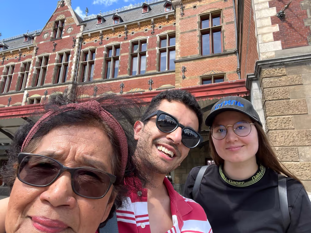 Amsterdam Private Tour - Selfie with happy tourists after returning from Zaanse Schans :)