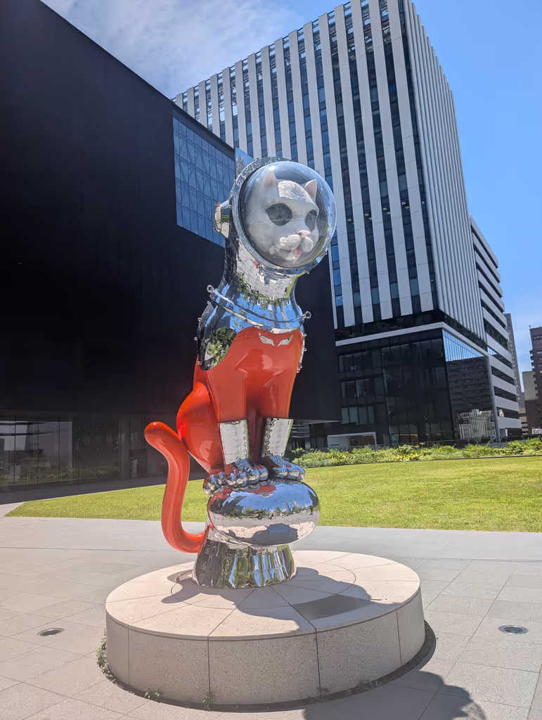Osaka Private Tour - The giant cat at Nakanoshima Museum!