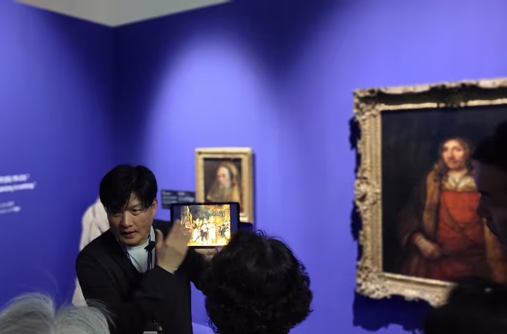 Seoul Private Tour - Docent at an Exhibition