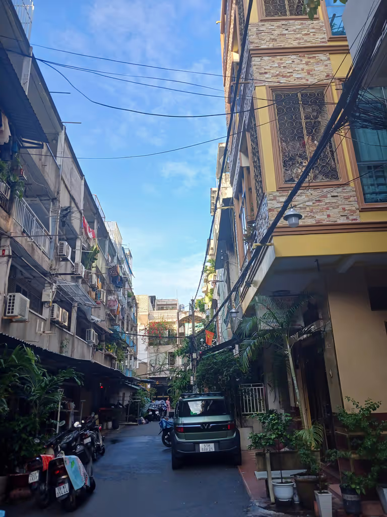 Ho Chi Minh Private Tour - the old appartment building - a sight of an old time