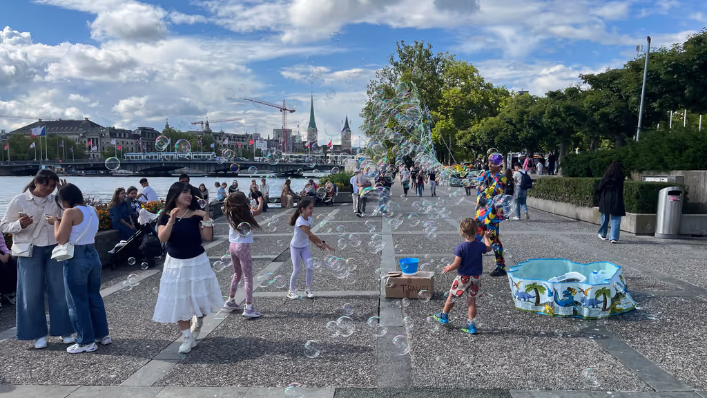 Zurich Private Tour - Fun with bubbles