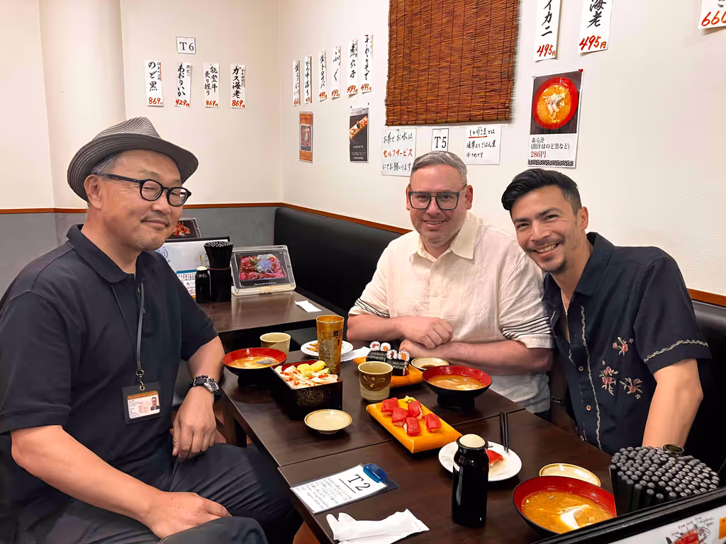 Toyama Private Tour - Guest who enjoyed at a restaurant in Omicho market with Naoto