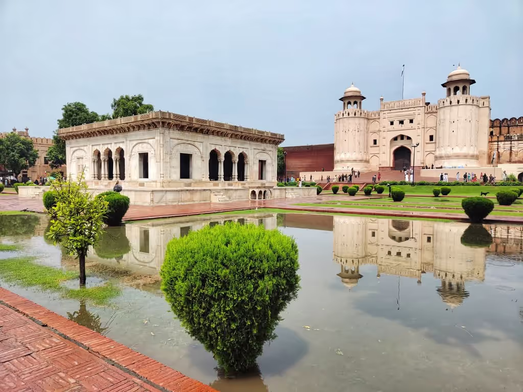 Lahore Private Tour - Lahore fort & Huzari Bagh 