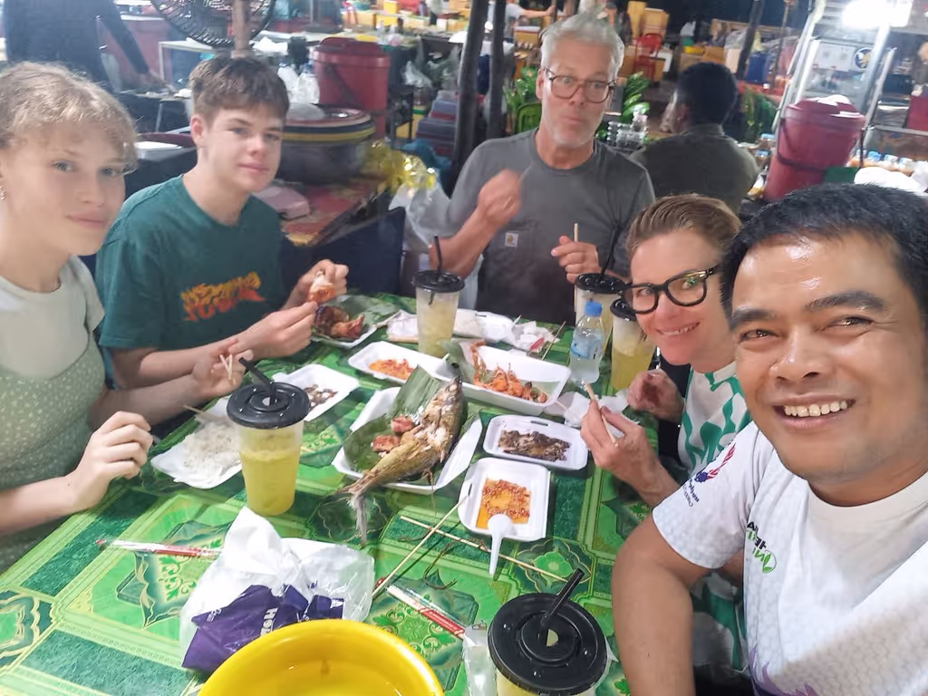Phnom Penh Private Tour - Great seafood lunch in Crab market, Kep