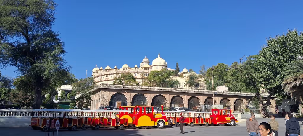 Udaipur Private Tour - Global view of city palace 