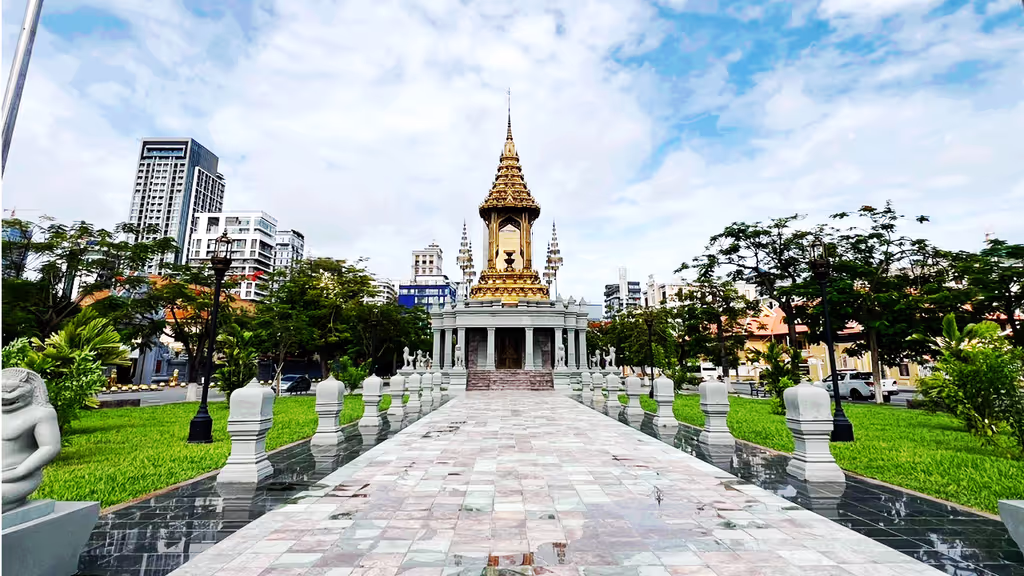 Siem Reap Private Tour - Constitution Monument, Phnom Penh – a modern landmark symbolizing Cambodia’s independence, national sovereignty, and democratic values, surrounded by lush gardens and elegant Khmer architecture.