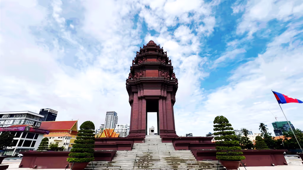 Siem Reap Private Tour - Independence Monument, Phnom Penh – built in 1958 to commemorate Cambodia’s independence from France in 1953, this lotus-shaped tower stands proudly as a national symbol of freedom and unity.
