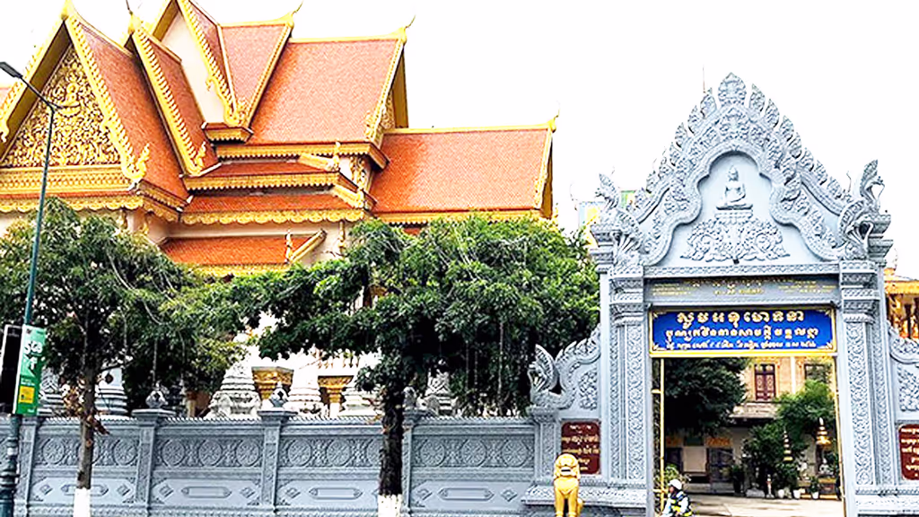 Siem Reap Private Tour - Wat Langka, Phnom Penh – one of the city’s oldest pagodas, founded in the 15th century as a sanctuary for sacred Buddhist scriptures. Today, it remains an active monastery, known for its peaceful atmosphere, golden spires, and role as a center of meditation and community life.