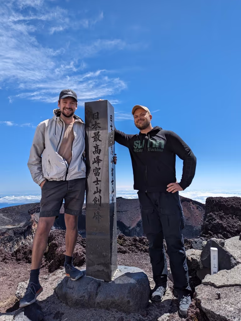 Kanagawa Private Tour - At the peak of mt Fujiz the highest spot in Japan 