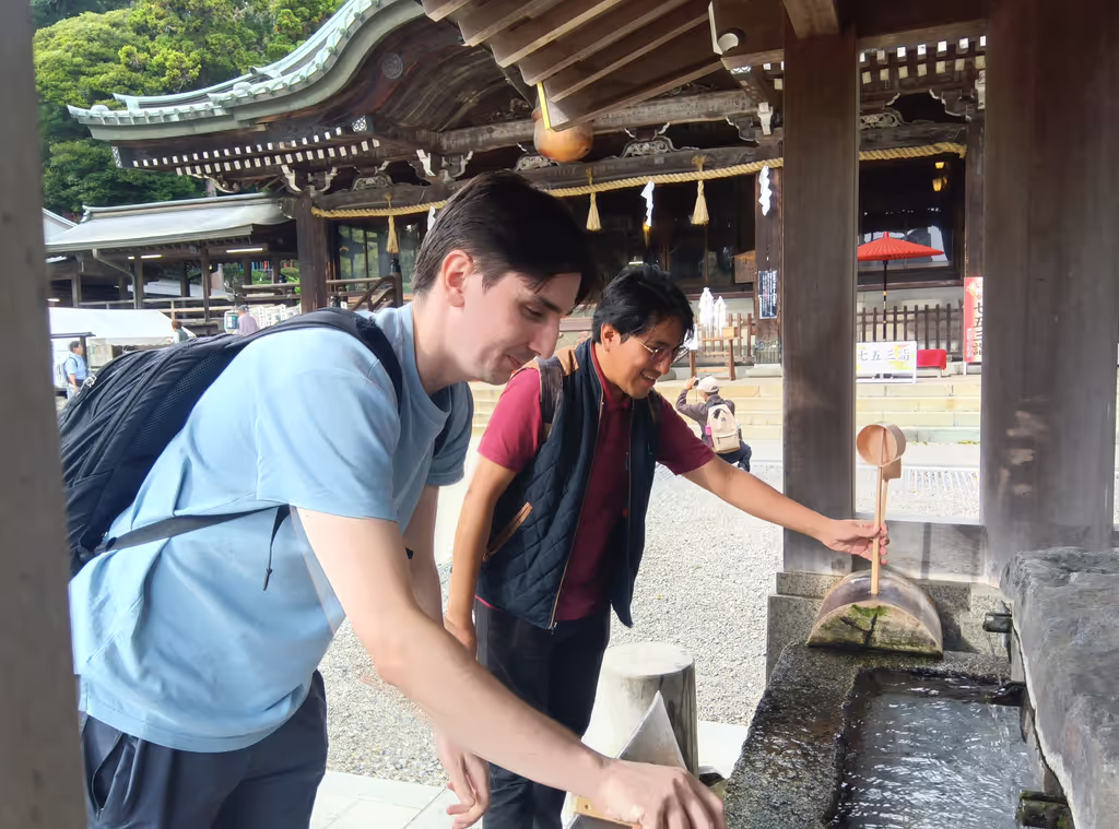 Ibaraki Private Tour - Purifying hands at the shrine