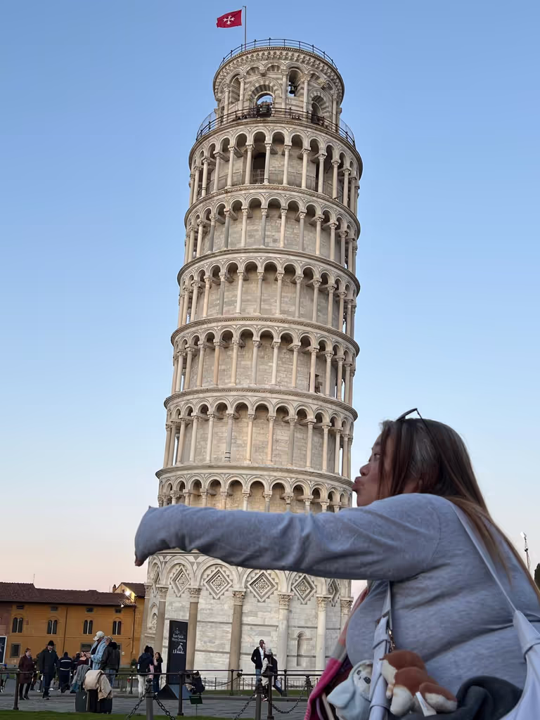 Singapore Private Tour - Ever kissed the famous tower? I did!
