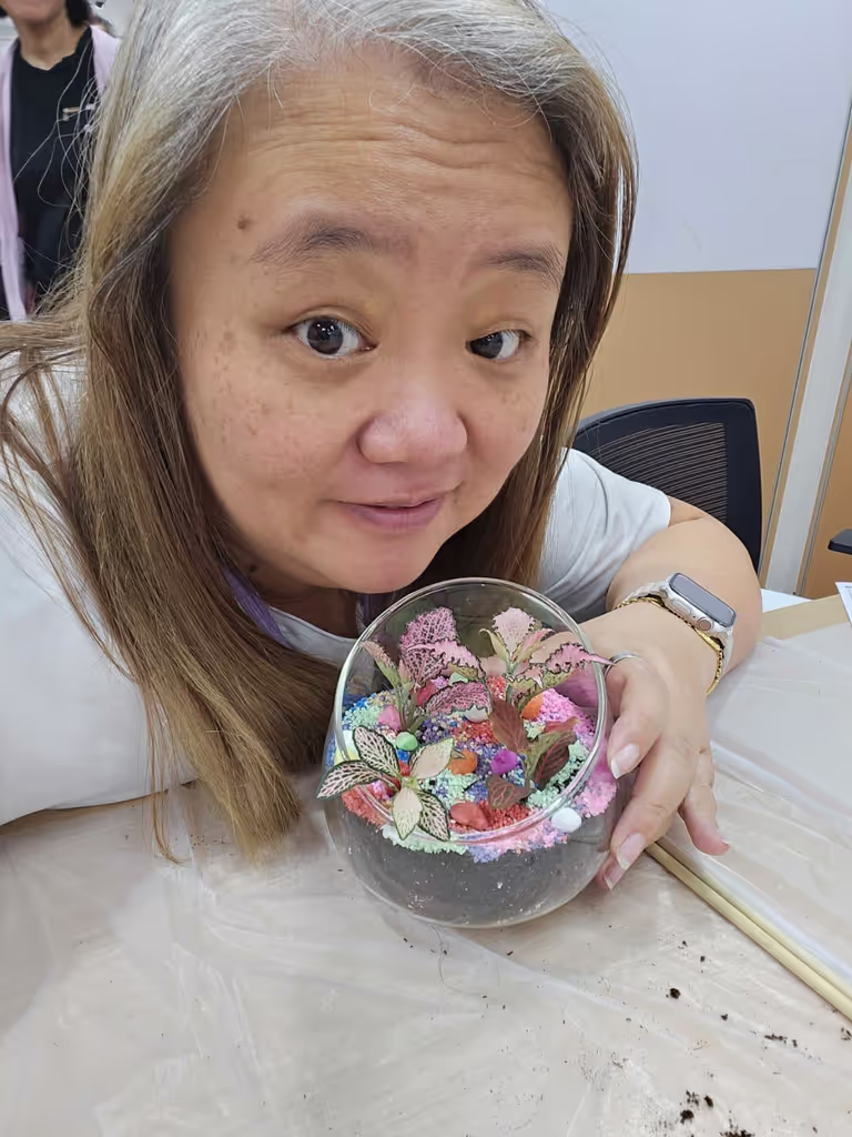 Singapore Private Tour - Me in a flower terrarium workshop