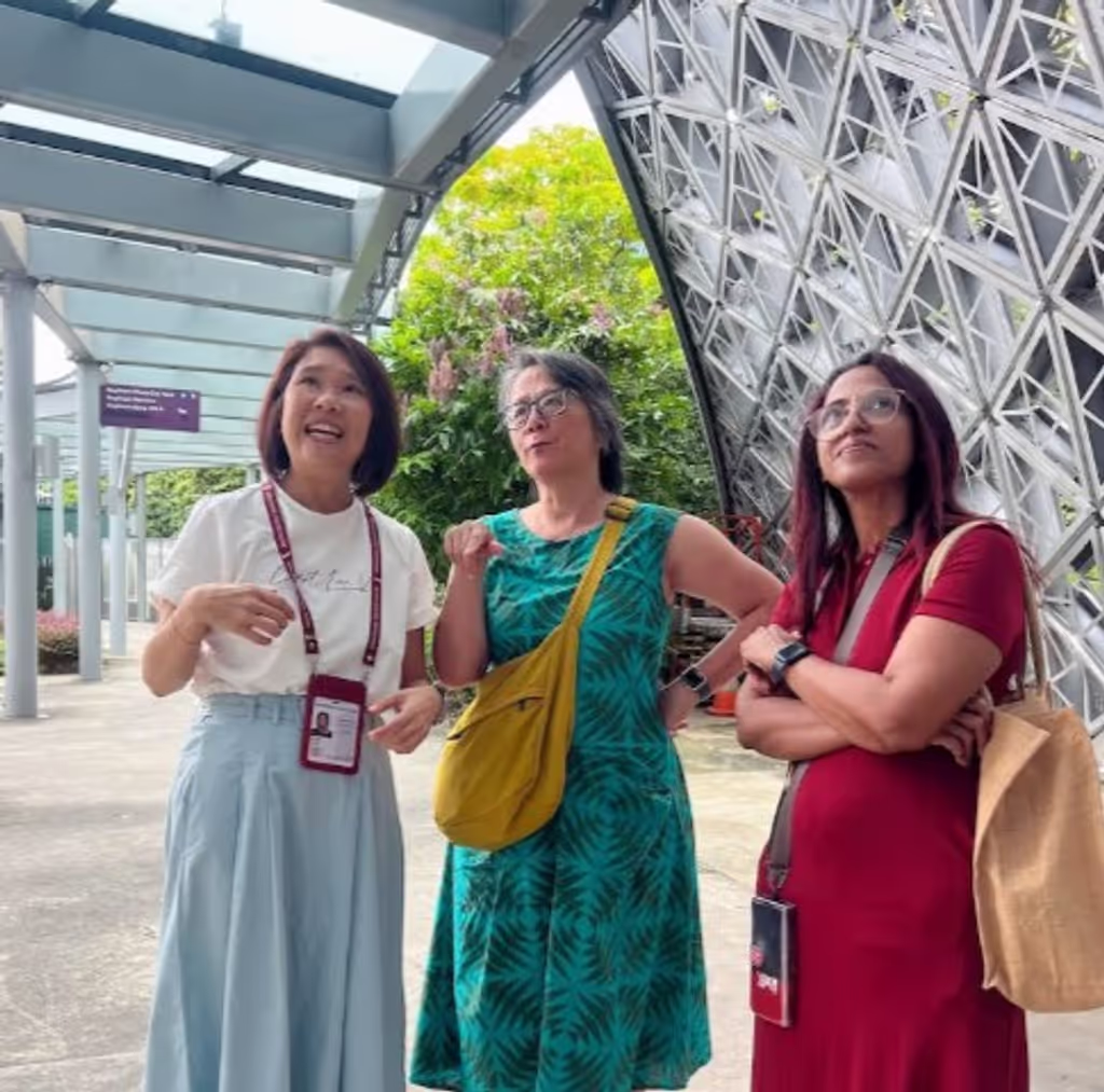 Singapore Private Tour - Happy Mui with Curious Guests