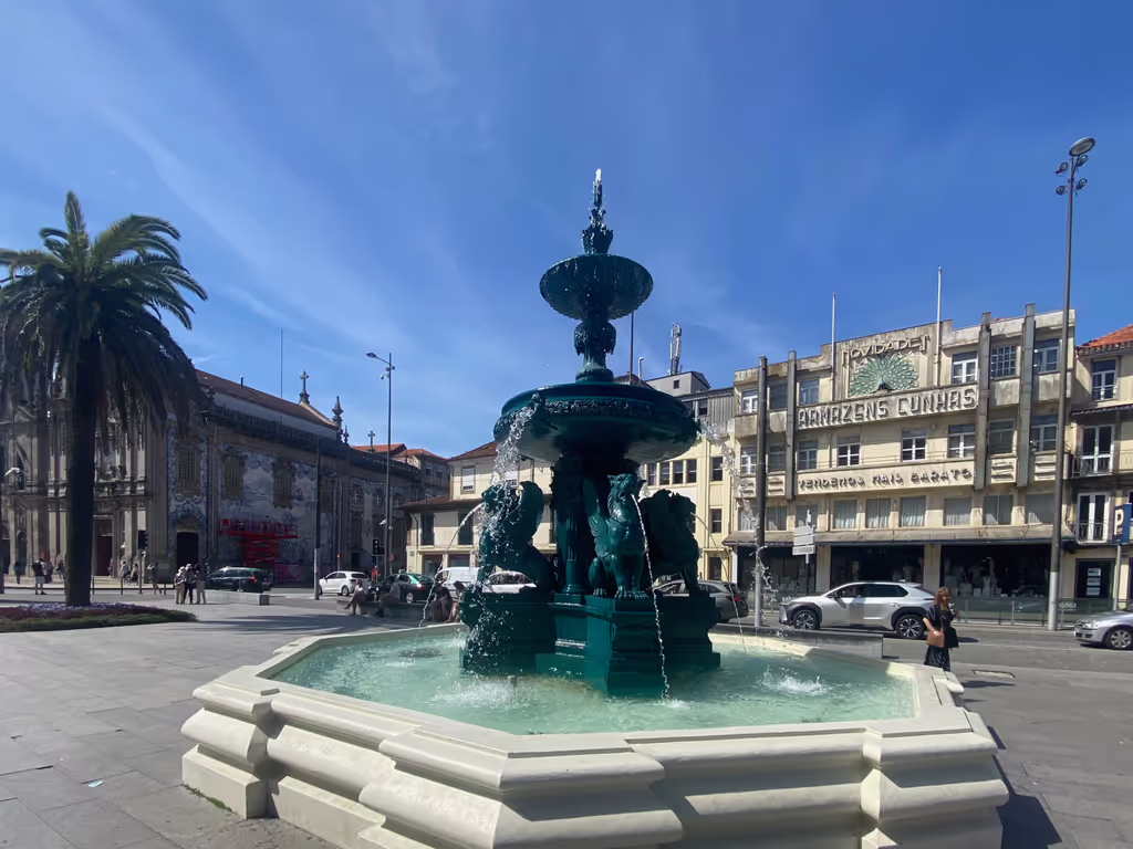 Porto Private Tour - Praça Gomes Teixeira (aka Praça dos Leões)