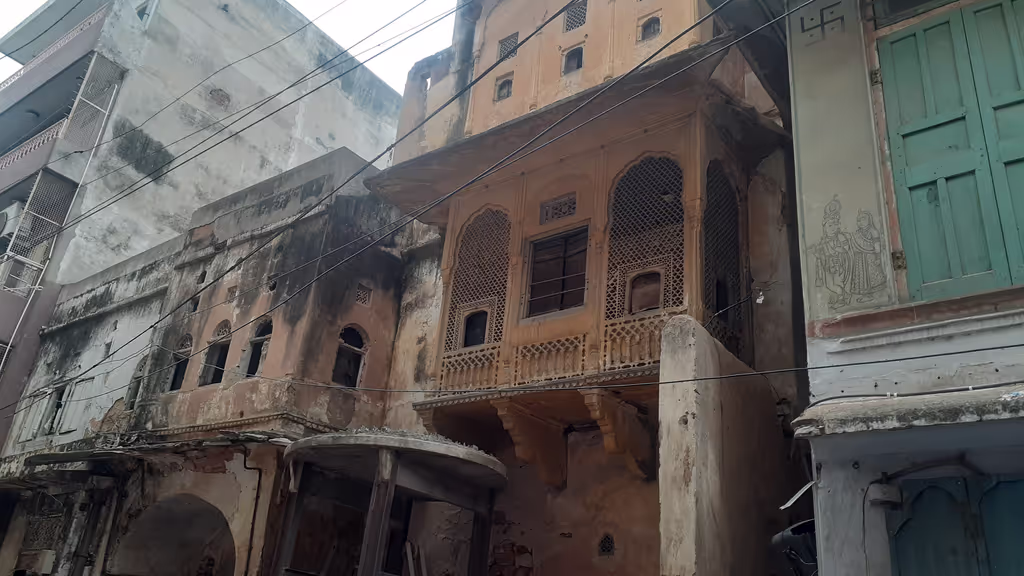 Udaipur Private Tour - Traditional buildings