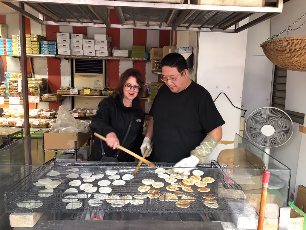Tokyo Private Tour - Rice cracker shop in Asakusa