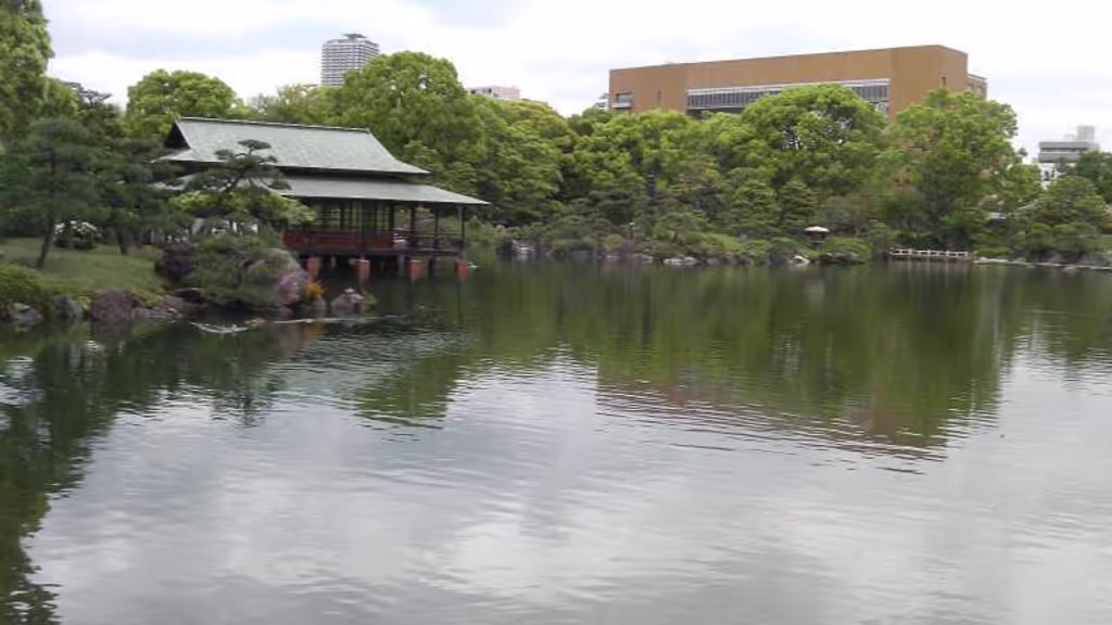 Tokyo Private Tour - 1. Kiyosumi Garden (Pond with a guest house)