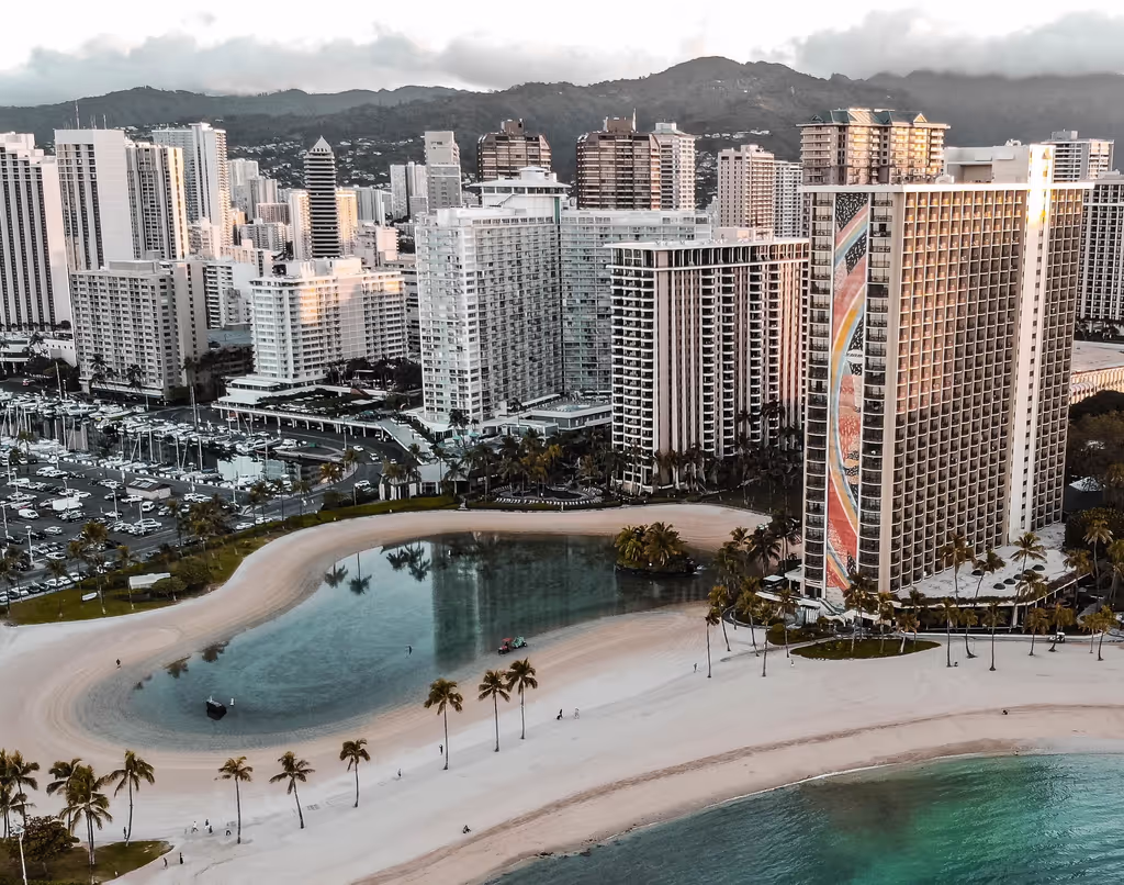 Honolulu Private Tour - Duke Kahanamoku Lagoon in front of Rainbow Hotel