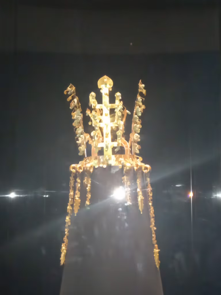 Seoul Private Tour - National Museum of Korea - golden crown