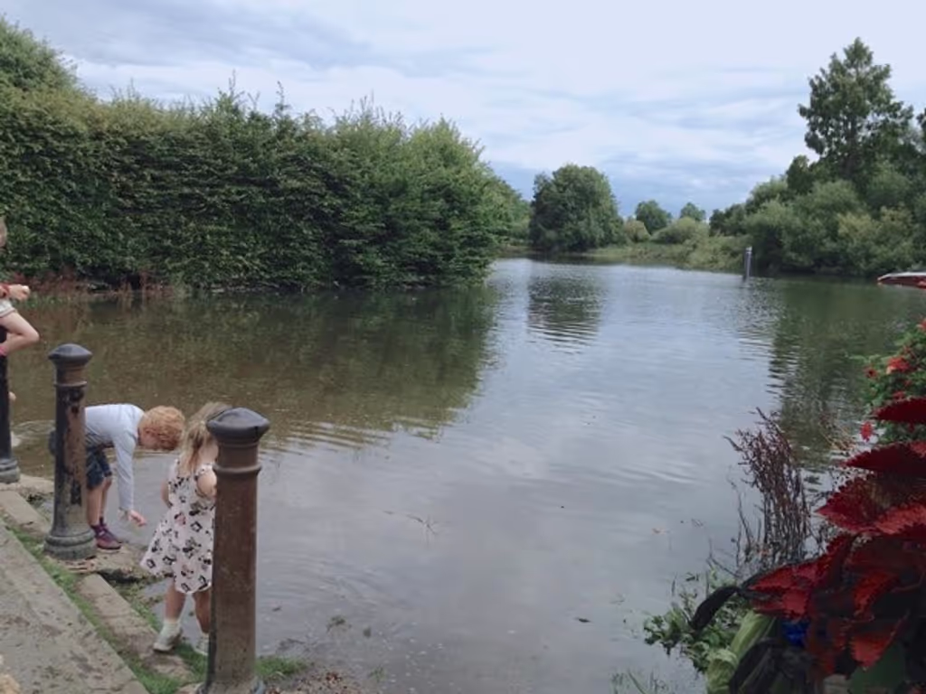 London Private Tour - Paddling at the old White Swan pub