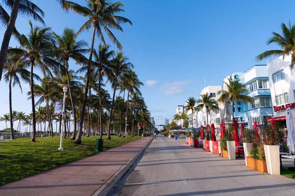 Miami Private Tour - Ocean Drive where we will taste some yummy food and sip on amazing beverages.