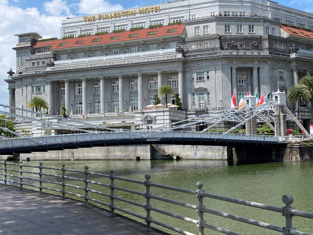 Singapore Private Tour - Cavenage Bridge, oldest bridge in Singapore