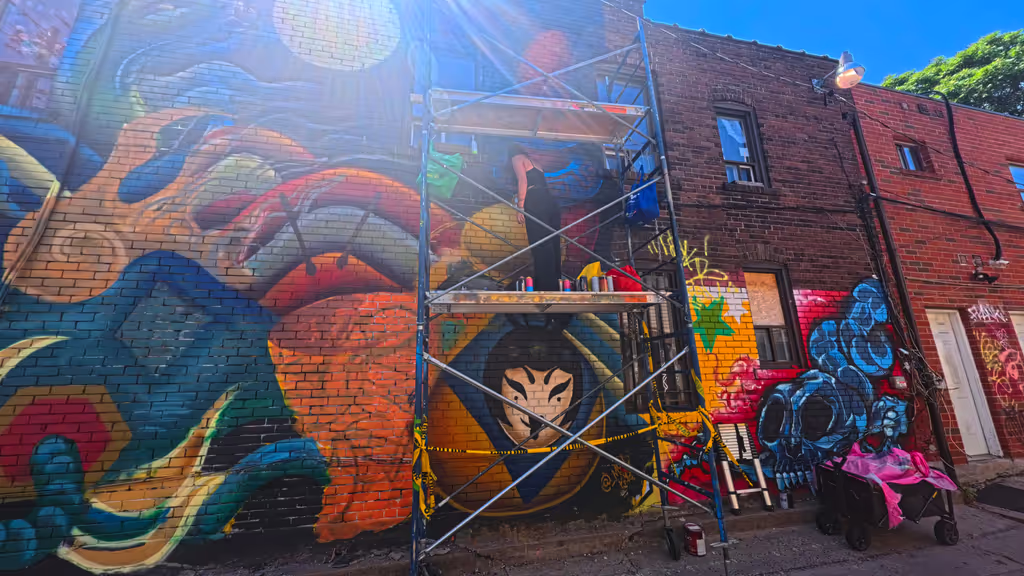 Toronto Private Tour - We may even catch an artist at work.