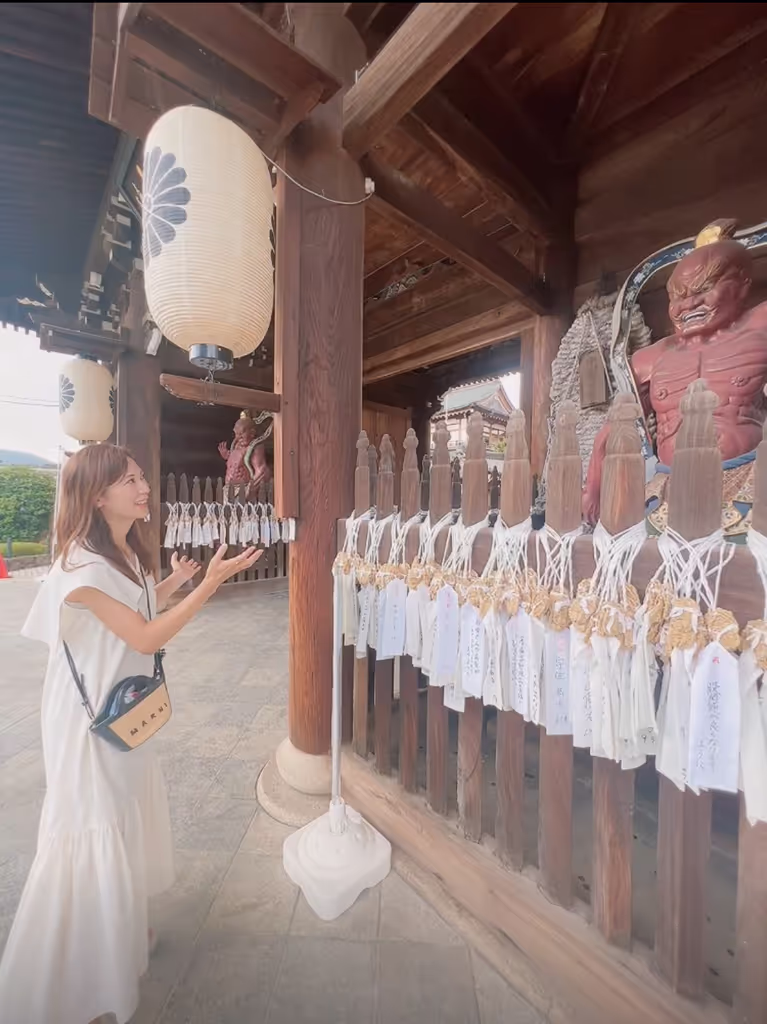 Osaka Private Tour - statues of Nio