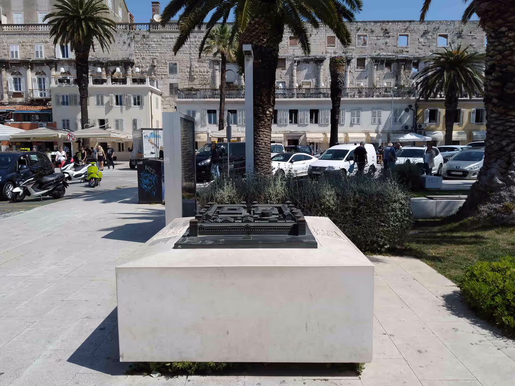 Split Private Tour - Bronze model of the Palace at Riva Promenade