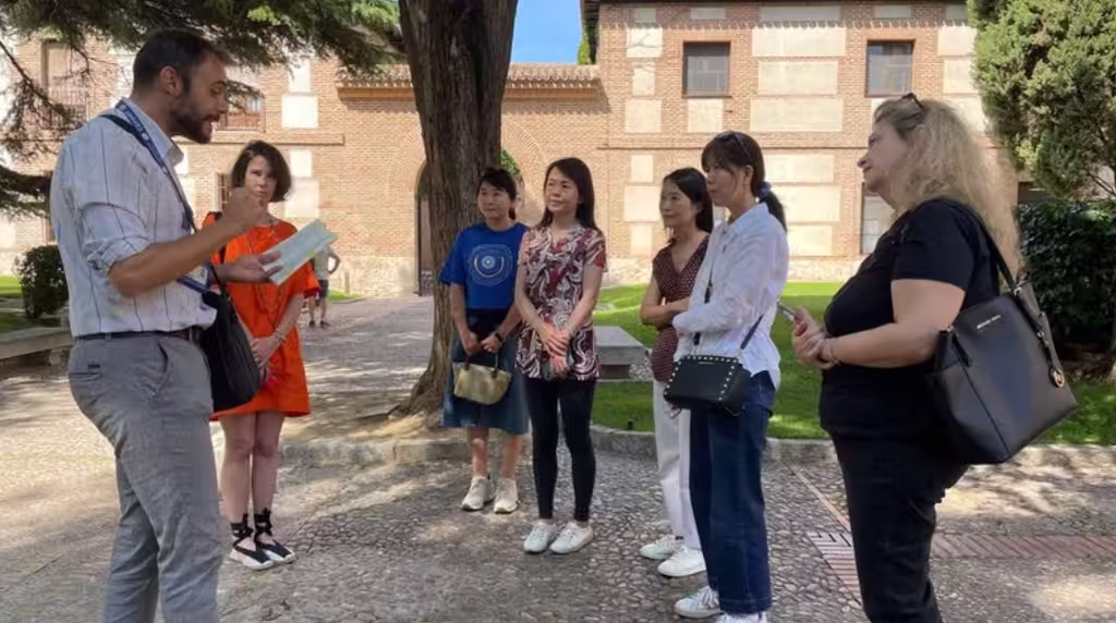 Madrid Private Tour - Explicando dentro de la Universidad