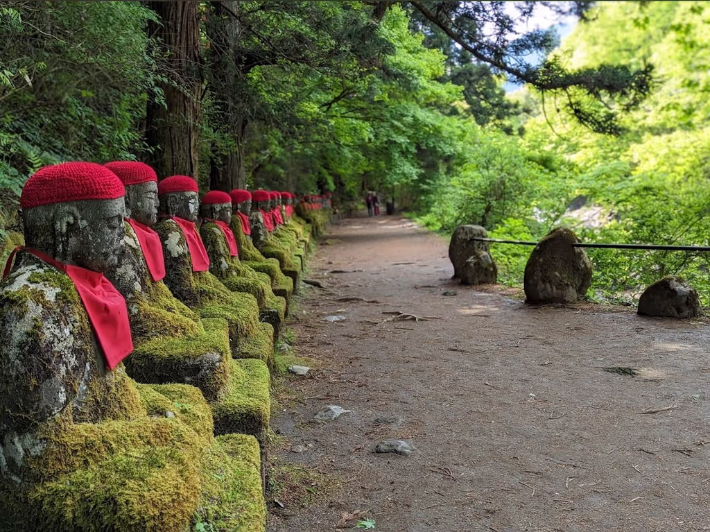 Tokyo Private Tour - The stone statues of Jizo at Kanmangafuchi Abyss