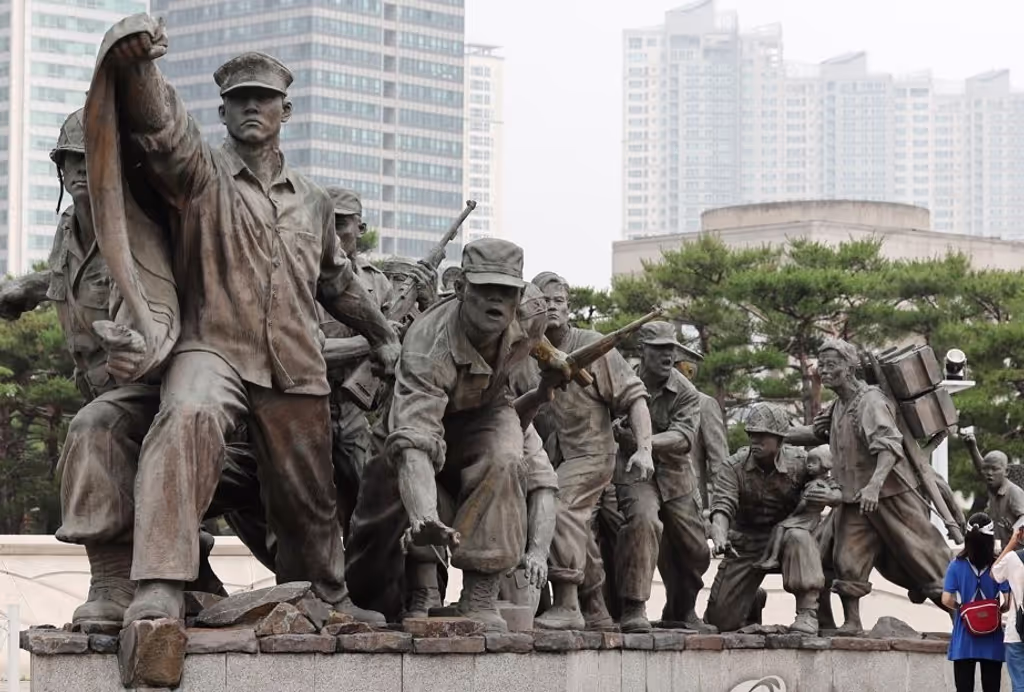 Seoul Private Tour - Monument out-front